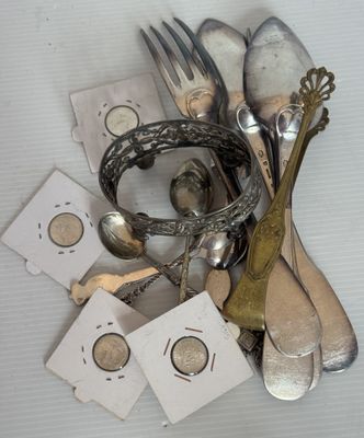 une pile de couverts et des couverts posés sur une table