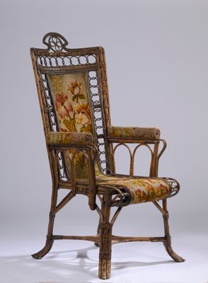 une image d'une chaise dont l'assise est recouverte d'un rembourrage floral
