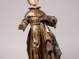 une image représentant une statue d'une femme vêtue d'une robe marron