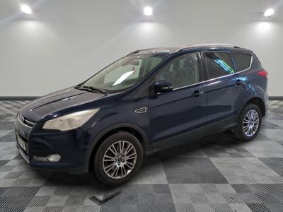 La Ford Escape 2016 est garée sur un sol carrelé à damier.