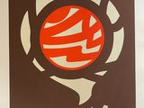 une photo d'une affiche marron et orange accrochée sur un mur blanc