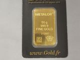 un lingot d'or sur lequel est posée une étiquette de prix