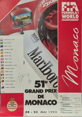 L'affiche du Grand Prix de Monaco est accrochée au mur.
