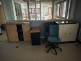une chaise bleue placée devant un bureau dans un bureau