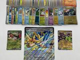 gros plan d'une collection de cartes pokemon sur une table