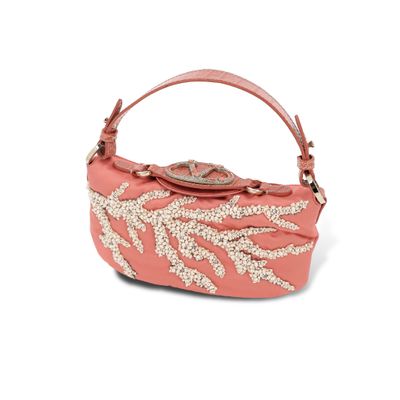 sac à main rose corail orné de perles blanches et d'une boucle dorée