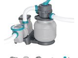 un gros plan d'une pompe à eau avec un tuyau et des raccords