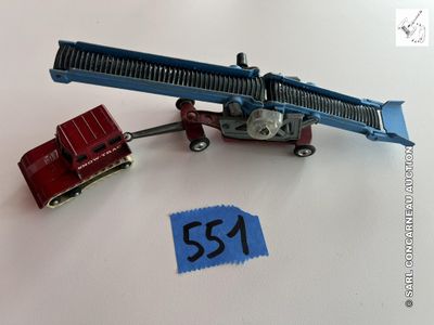 un camion rouge et une grue bleue posés sur une table blanche