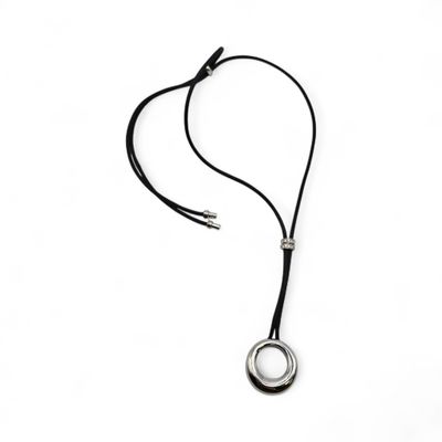 CHAUMET Modèle "Anneau" Collier en tissu noir retenant en pe…