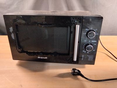 Micro-ondes BRANDT. Porte en verre cassée.