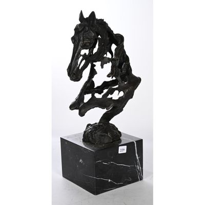 statue d'un cheval posée sur un socle en marbre noir, sur fond blanc