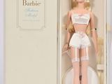 poupée Barbie blonde dans une boîte, une brosse à la main