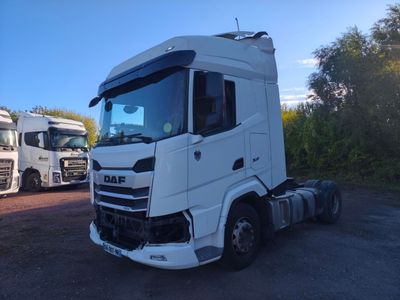 un camion blanc garé à côté d'un autre camion