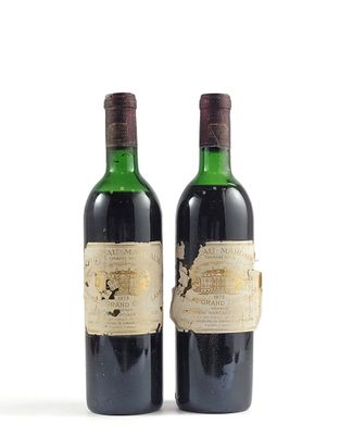 deux bouteilles de vin sont posées l'une à côté de l'autre sur une surface blanche