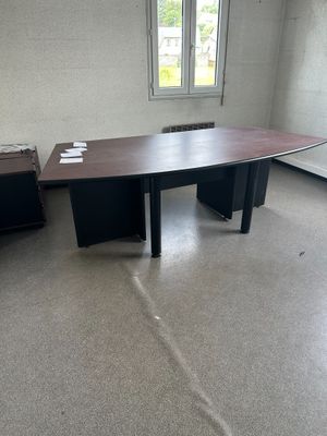 un bureau dans une pièce avec une fenêtre en arrière-plan