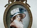 une image représentant une femme portant un chapeau et une écharpe