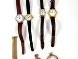 un grand nombre de montres posées sur la table