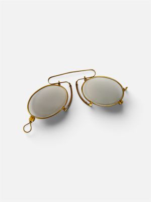 une paire de lunettes de soleil sur fond blanc