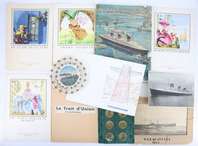 de nombreuses cartes postales de toutes sortes sur un tableau d'affichage
