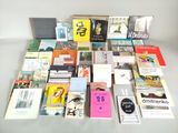 beaucoup de livres sur la table