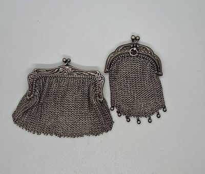 Deux BOURSES à maille tricotée, à monture en argent, l’une à…