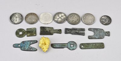 tout un tas d'objets métalliques divers posés sur la table
