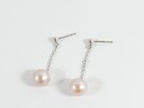 une paire de boucles d'oreilles en perles sur fond blanc