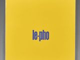 un livre jaune sur lequel est écrit « le pho »