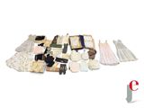 un tas d'objets divers comprenant des gants, des gants, des gants et d'autres objets