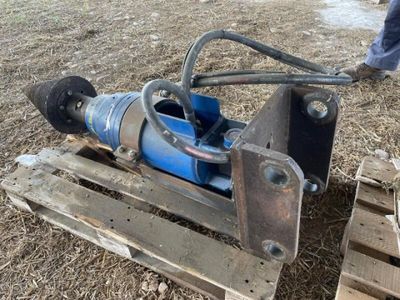 une machine bleue posée sur une palette