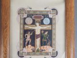une photo d'une image représentant Jésus sur la croix, dans un cadre