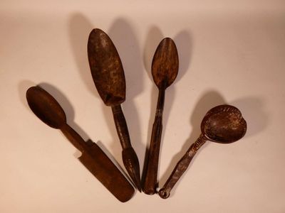 Lot de quatre cuillères anciennes dont une cuillère à riz « …