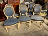 quatre chaises avec un revêtement bleu, un revêtement bleu, un revêtement bleu, un revêtement bleu, un revêtement bleu, un revêtement bleu, un revêtement bleu, un revêtement bleu