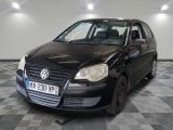 la photo d'une voiture noire garée dans un garage