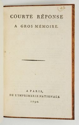 un vieux livre est ouvert sur une surface blanche bordée d'un liseré noir
