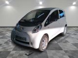 une photo d'une Smart dans un showroom