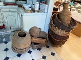 de nombreux paniers posés par terre dans la cuisine