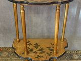 une petite table ornée d'un motif floral
