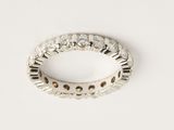gros plan d'une bague en diamant sur une surface blanche