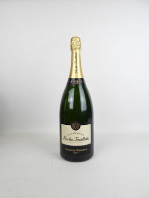 une bouteille de champagne posée sur une table blanche