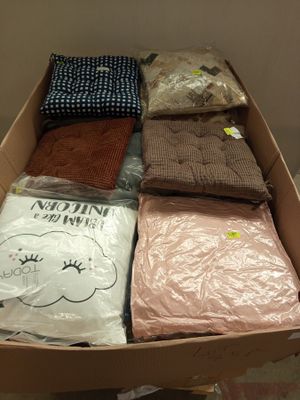 une boîte en carton remplie de différents types de vêtements
