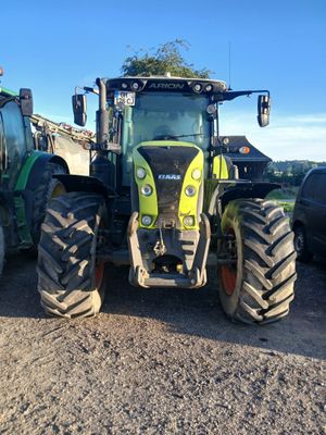 un tracteur garé dans la terre