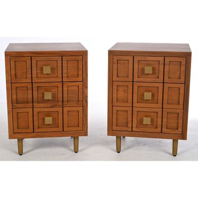 paire de tables de chevet de style « mid-century » en bois de noyer avec des ferrures en laiton