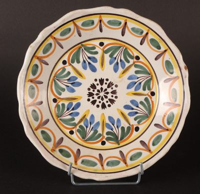 NEVERS ou AUXERRE : Assiette en faïence à décor rayonnant
