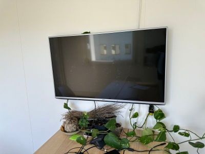 une télévision à écran plat posée sur une table en bois