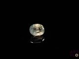 gros plan d'un diamant blanc sur une surface noire