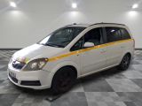 la photo d'une camionnette blanche garée dans un garage