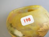 un vase jaune sur lequel est collé un autocollant