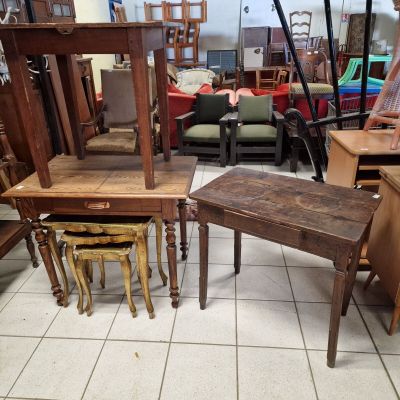 beaucoup de chaises et de tables dans une pièce