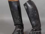 deux paires de bottes qui ont été portées par un homme